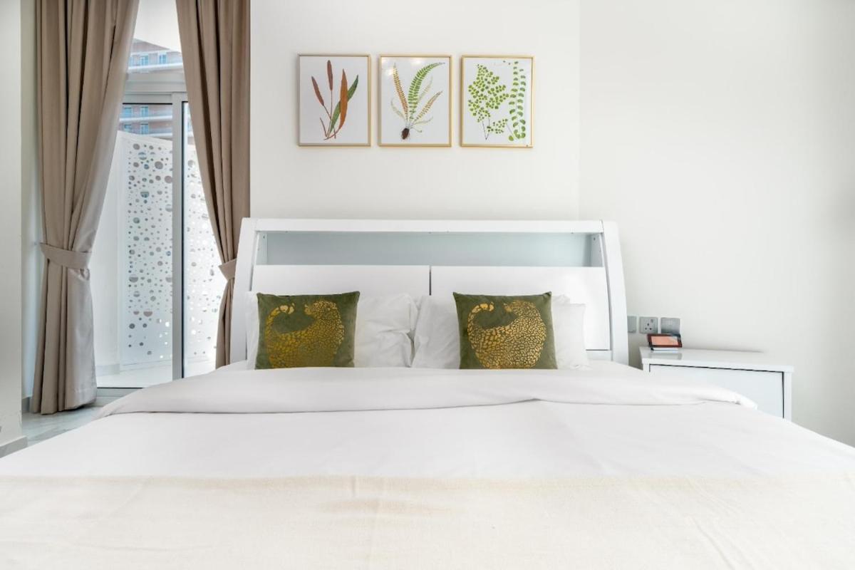 2 Bedroom Only 10 Mins From Burj Khalifa Dubai
