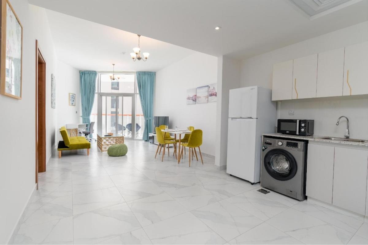 2 Bedroom Only 10 Mins From Burj Khalifa Dubai